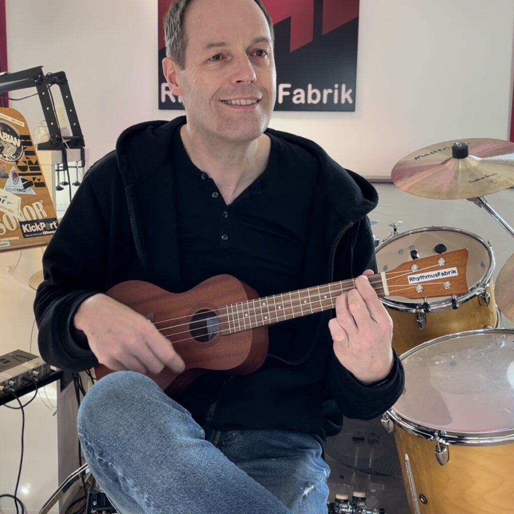 Mann mit Ukulele für Ukulele Unterricht