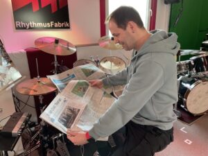 Ein Mann ließt den Kölner Stadtanzeiger in der RhythmusFabrik