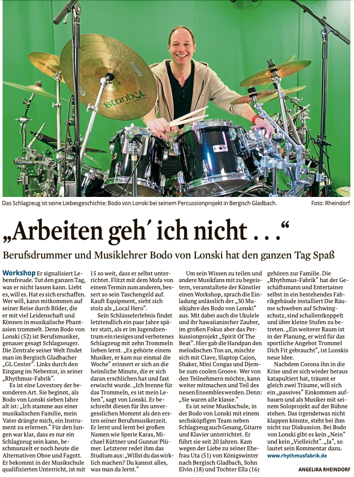 Ein Zeitungsartikel des Kölner Stadtanzeigers, dazu ein Mann hinter einem Schlagzeug vor einer grünen Wand