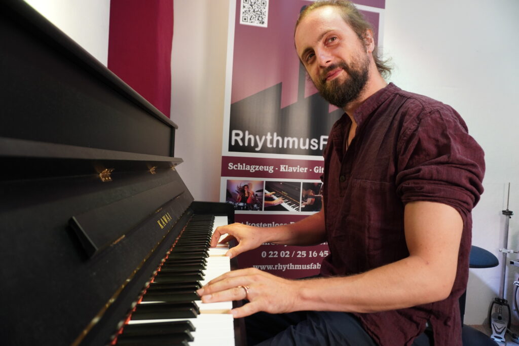 Dieses Bild zeigt den Klavierlehrer Milan in Bergisch Gladbach an einem Kawai Klavier.