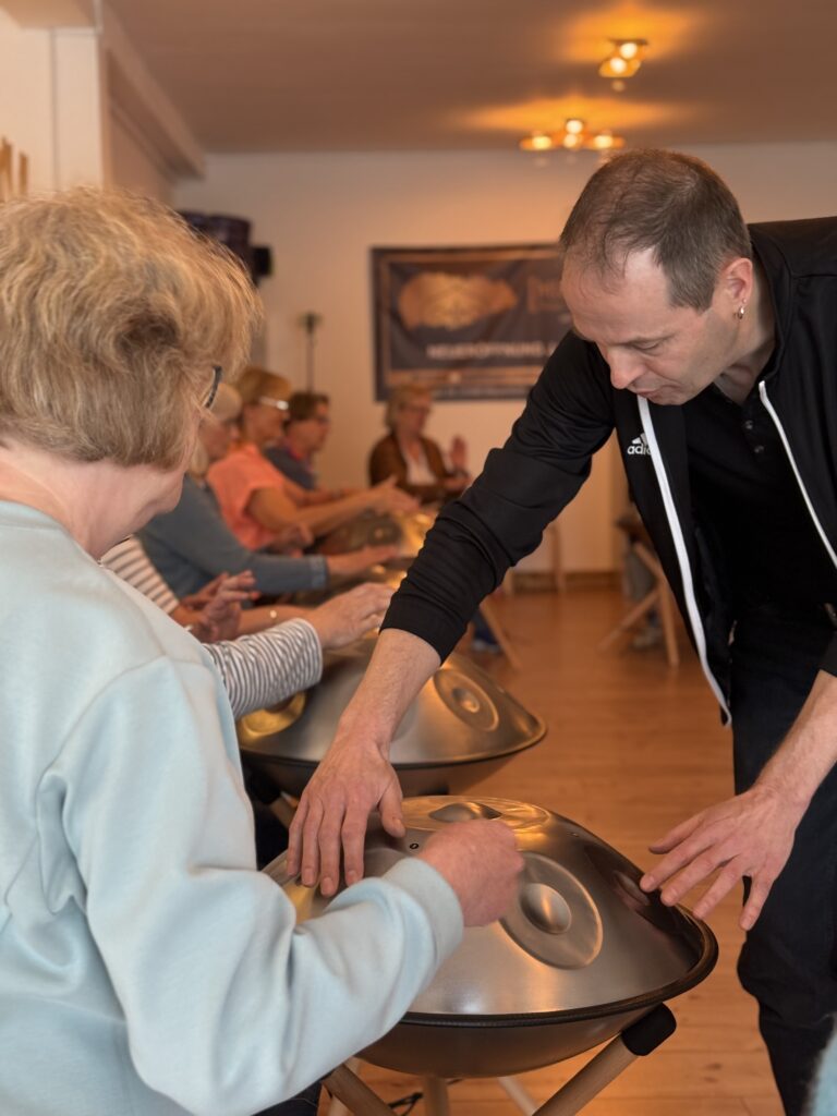 Auf diesem Foto sieht man wie Handpan Unterricht gegeben wird.